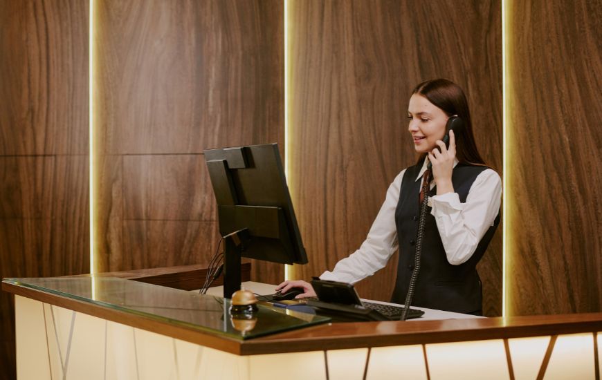 curs-in-sef-de-receptie-de-hotel