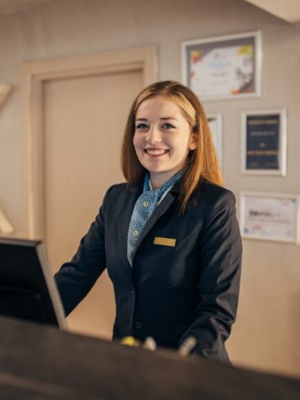 Curs în Șef de Recepție de Hotel – Diplomă Certificată de Către un Notar European –