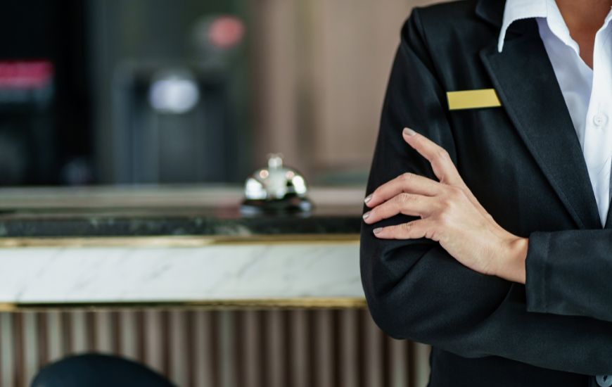 marketing-turistic-sef-de-receptie-de-hotel